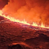 El volcán en erupción Grindavik en Islandia