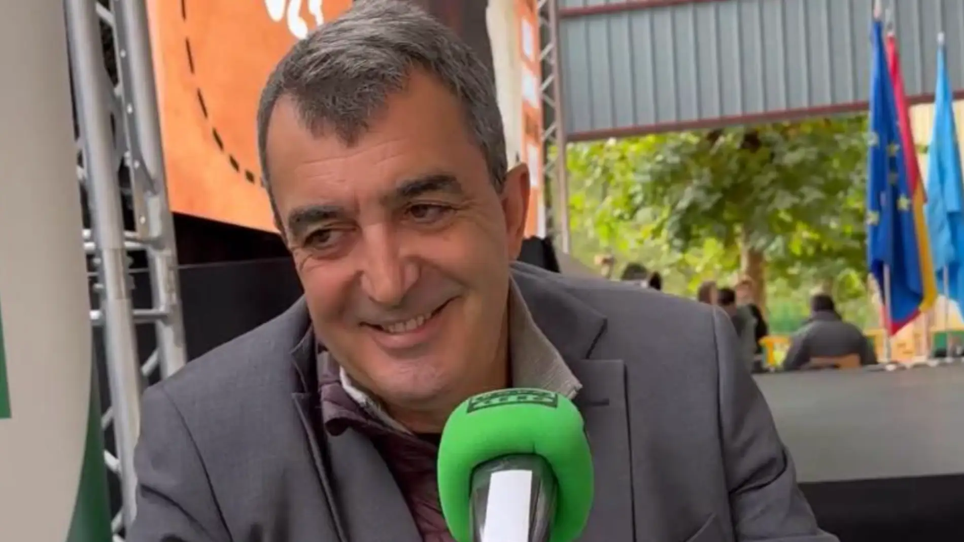 Javier Guillén, director de la Vuelta a España, en los micrófonos de Onda Cero durante el certamen del queso Gamonéu