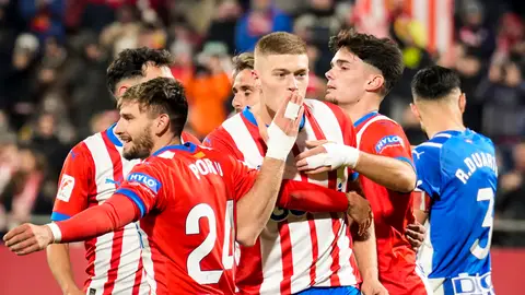 El Girona golea y sigue líder de LaLiga El Girona golea y sigue líder de LaLiga