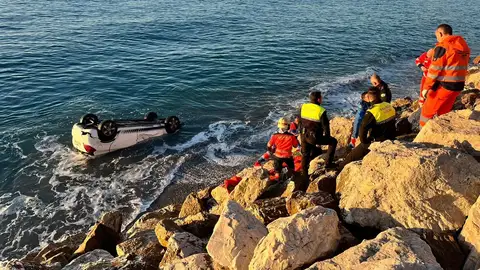 Cae un vehículo al mar desde un acantilado en Málaga Cae un vehículo al mar desde un acantilado en Málaga
