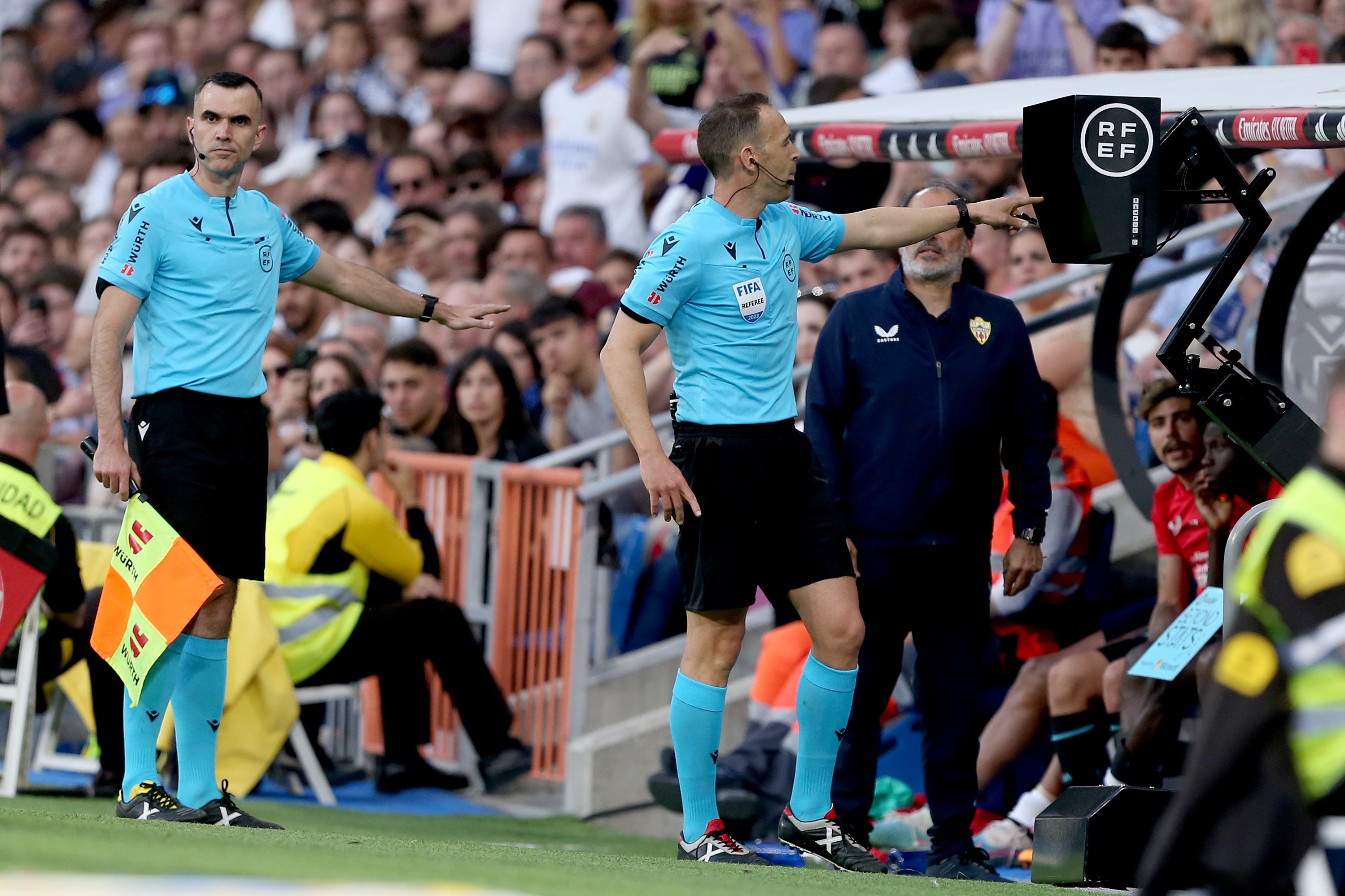 La RFEF y LaLiga publicarán las conversaciones entre árbitros de campo y VAR en las revisiones La RFEF y LaLiga publicarán las conversaciones entre árbitros de campo y VAR en las revisiones