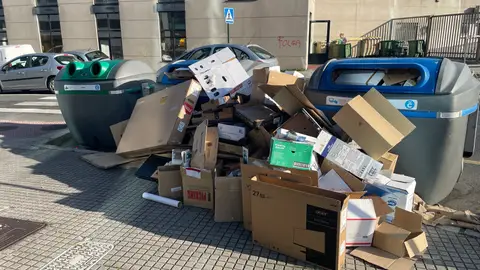 Contenedores de recogida selectiva desbordados en Matogrande En los días previos a la huelga