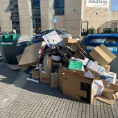 Contenedores de recogida selectiva desbordados en Matogrande Contenedores de recogida selectiva desbordados en Matogrande