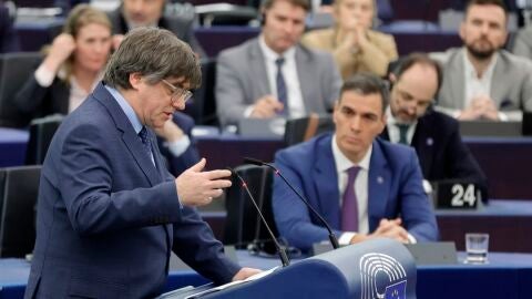 Carles Puigdemont y Pedro S&aacute;nchez el d&iacute;a en el que coincidieron en el Parlamento europeo/ EFE/RONALD WITTEK