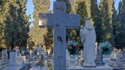 L&aacute;pida del Cementerio Municipal de San Roque de Alcal&aacute; de Henares a la que han sustra&iacute;do un cristo de bronce