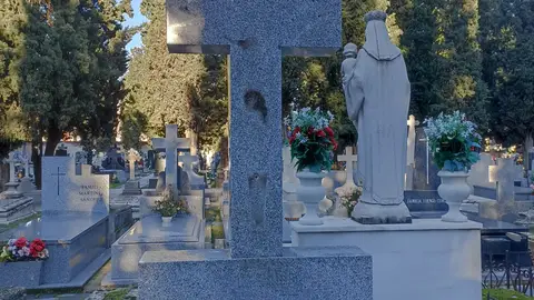 Denuncian el robo de más de 40 figuras de bronce de sepulturas del Cementerio Municipal de San Roque de Alcalá de Henares Lápida del Cementerio Municipal de San Roque de Alcalá de Henares a la que han sustraído un cristo de bronce