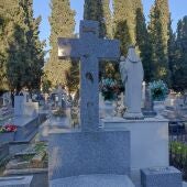 Denuncian el robo de más de 40 figuras de bronce de sepulturas del Cementerio Municipal de San Roque de Alcalá de Henares
