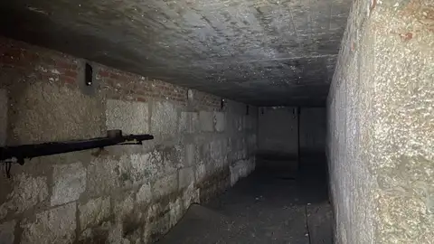 Localizan el acceso al refugio antiaéreo construido bajo la Plaza de Cervantes de Alcalá de Henares durante la Guerra Civil Refugio antiaéreo bajo la Plaza de Cervantes de Alcalá de Henares