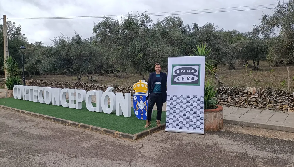 El alcalde de Corteconcepción, Javier Ginés, en uno de los accesos al núcleo urbano. Desde donde comenzó la ruta del 'Reto'. El alcalde de Corteconcepción, Javier Ginés, en uno de los accesos al núcleo urbano. Desde donde comenzó la ruta del 'Reto'.