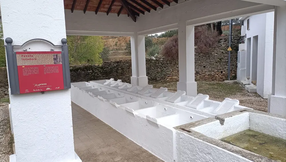 Los lavaderos públicos se encuentran en muchos de los pueblos de la sierra de Huelva, ya que durante muchos años fueron la única forma de la que disponían los habitantes de sus poblaciones para lavar la ropa.