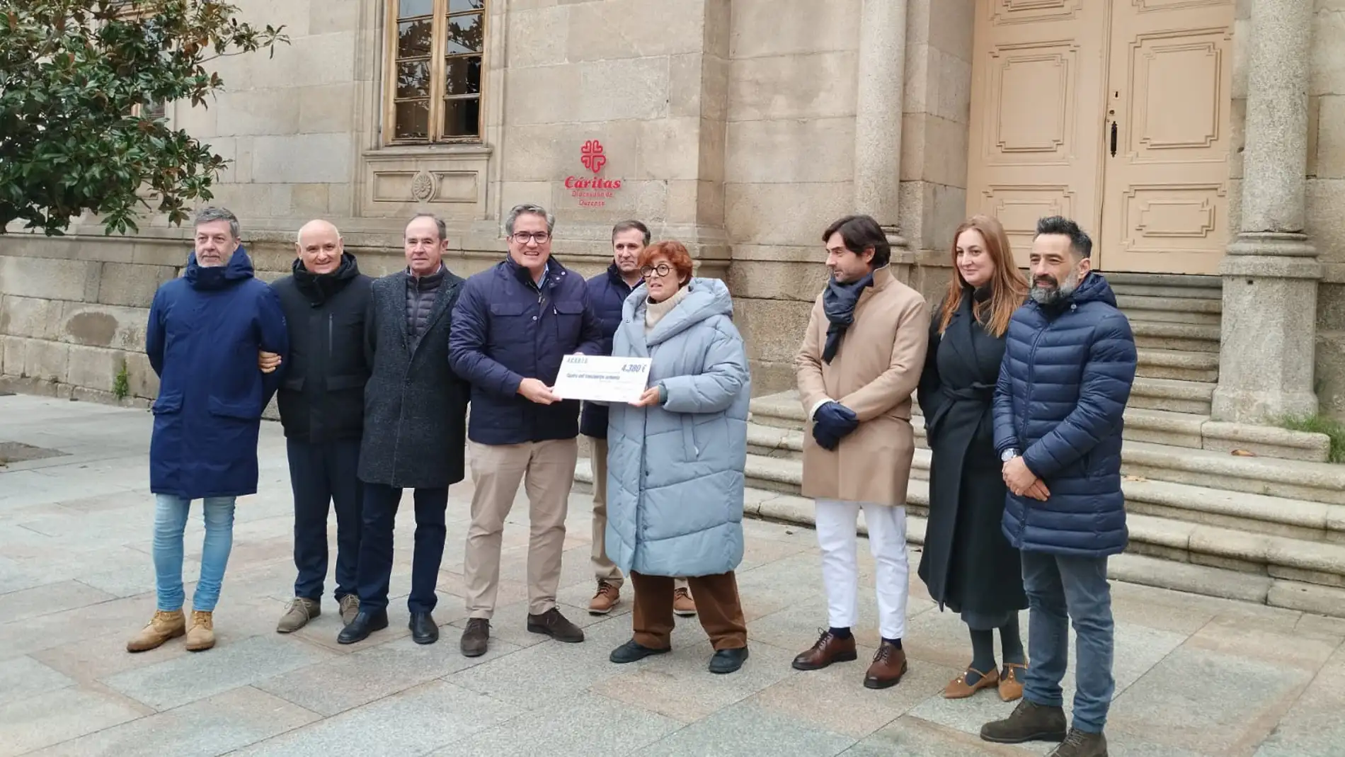 Acauto entregó su cheque solidario a Cáritas por un valor de 4.380 euros