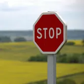 Así cambiará la DGT las señales de Stop en 2024 Así cambiará la DGT las señales de Stop en 2024