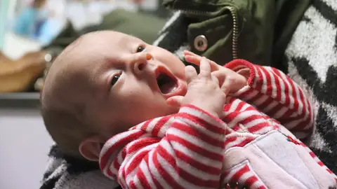 Un nadó prematur al Servei de Neonatologia del Clínic. Un nadó prematur al Servei de Neonatologia del Clínic.