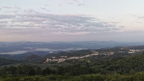 Corteconcepci&oacute;n es un para&iacute;so para los amantes de la naturaleza y el buen comer, posee en su t&eacute;rmino gran parte del embalse de Aracena. 