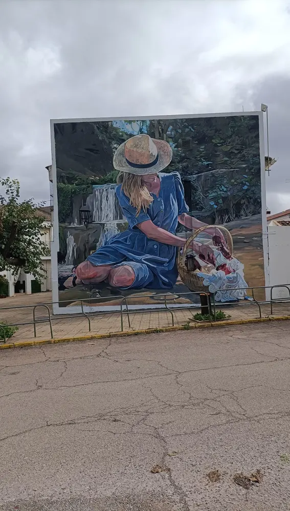 Mural pintado en la fachada de una vivienda.