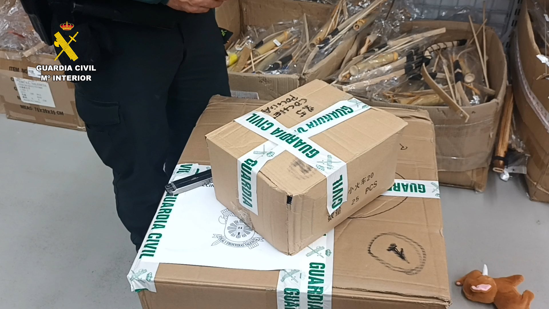 La Guardia Civil incauta en Manises (Valencia) más de diez mil juguetes inseguros La Guardia Civil incauta en Manises (Valencia) más de diez mil juguetes inseguros