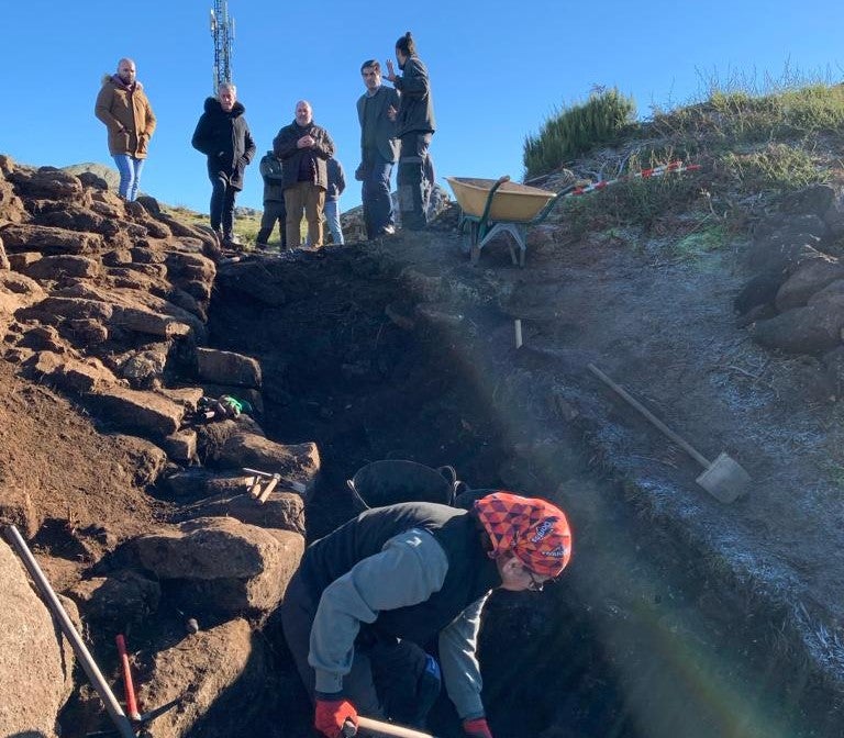 Novas actuacións arqueolóxicas no castro de San Vicenzo en Avión Novas actuacións arqueolóxicas no castro de San Vicenzo en Avión