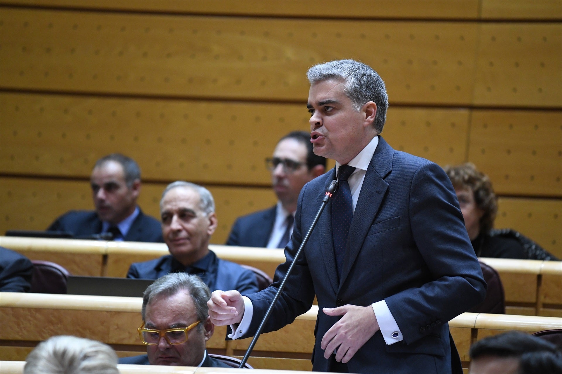 Un senador del PP tacha a las vicepresidentas de "meras grupis" del "peor" presidente Un senador del PP tacha a las vicepresidentas de "meras grupis" del "peor" presidente