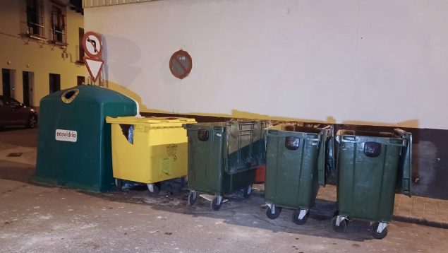 Los vecinos que se encontraron a la recién nacida "Se le ven los piececitos, es un bebé que han tirado ahí" Los vecinos que se encontraron a la recién nacida "Se le ven los piececitos, es un bebé que han tirado ahí"