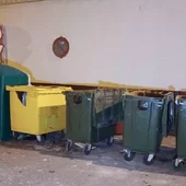 Contenedores donde una vecina encontró una bebé viva y aún con el cordón en Los Palacios Contenedores donde una vecina encontró una bebé viva y aún con el cordón en Los Palacios
