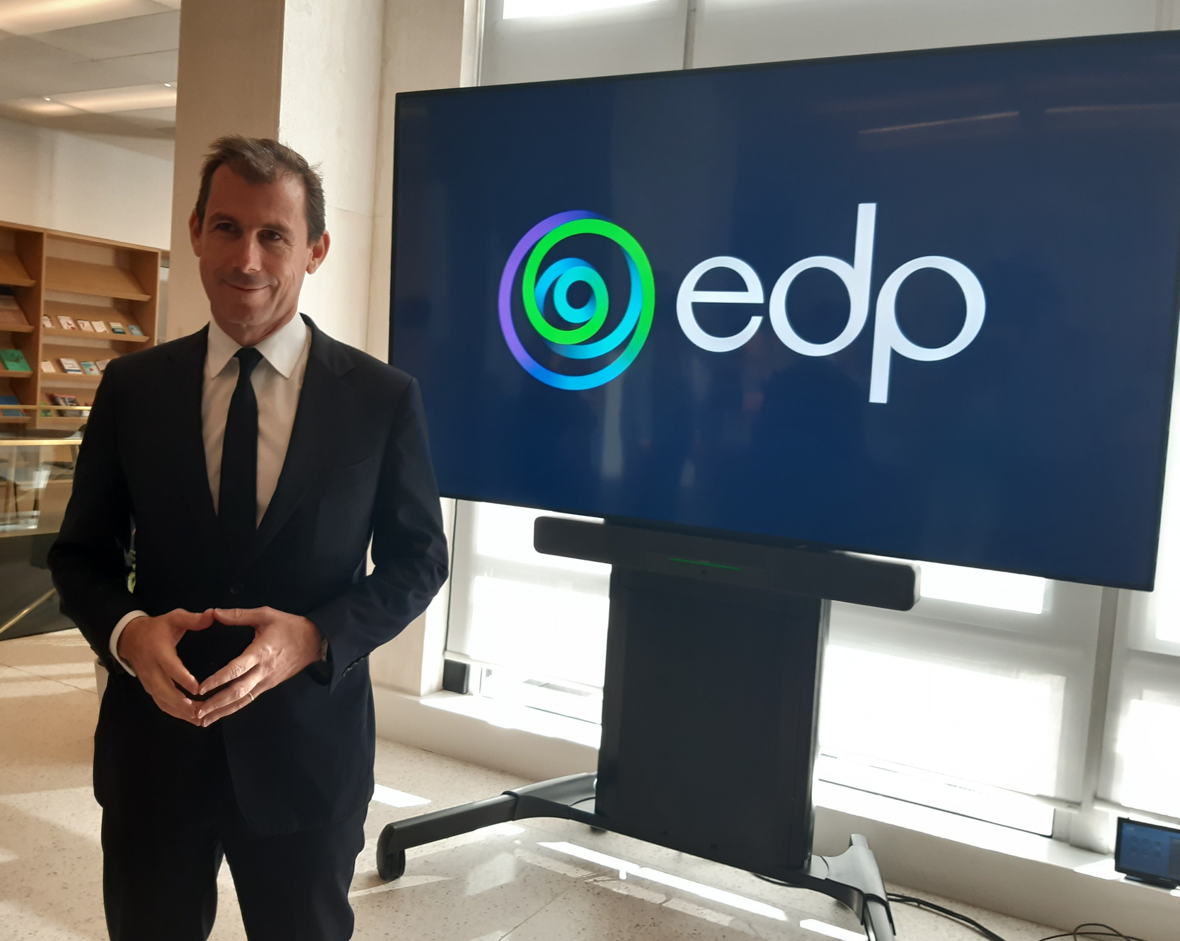 El CEO de EDP Renováveis Miguel Stilwell refuerza el compromiso de descarbonización en Asturias El CEO de EDP Renováveis Miguel Stilwell refuerza el compromiso de descarbonización en Asturias
