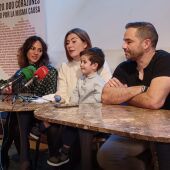 Darío y sus padres en la rueda de prensa de hoy