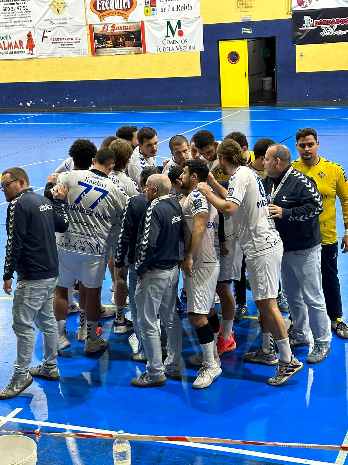 La Atlética no pudo con el líder La Atlética no pudo con el líder