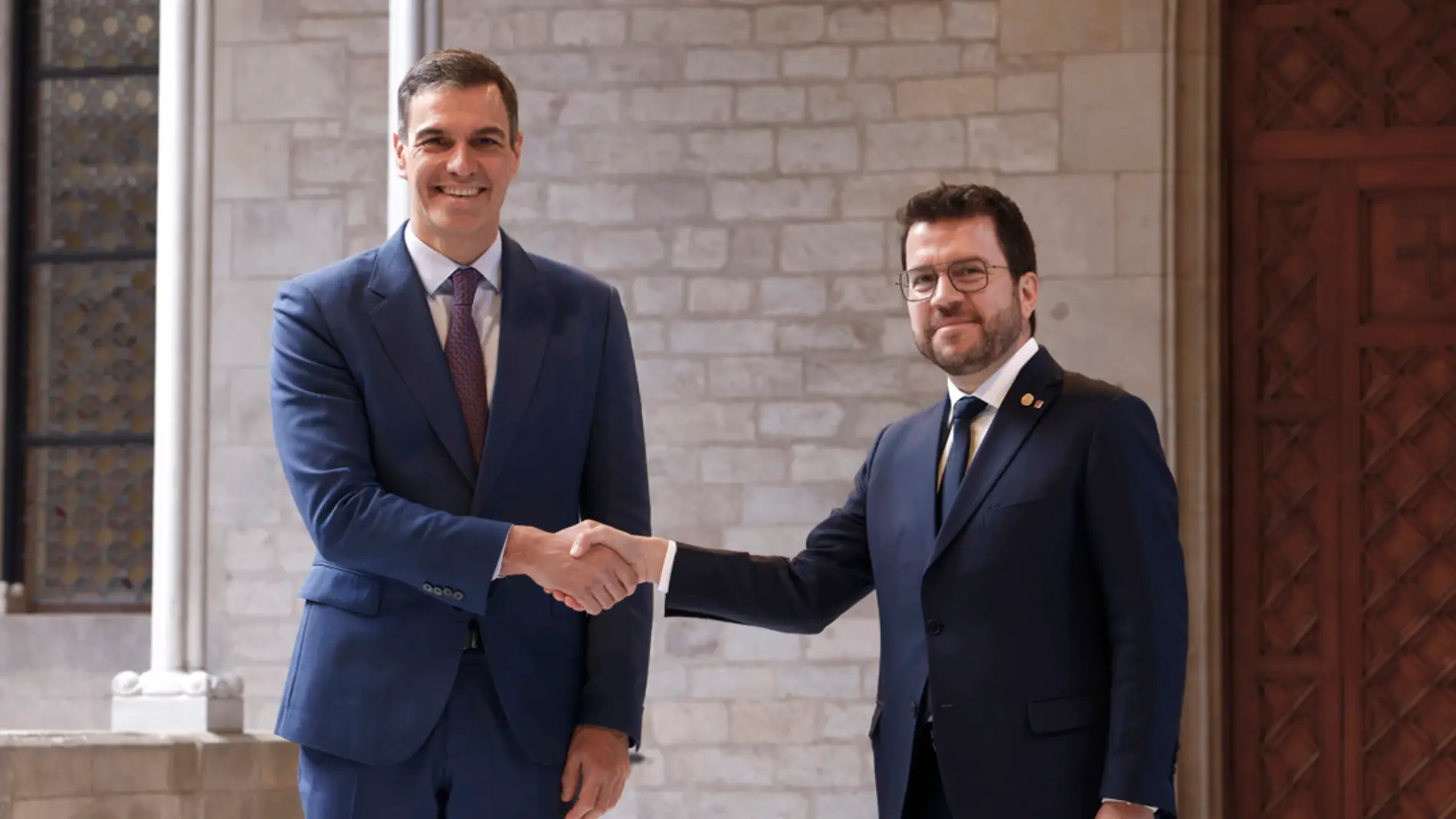 Pedro Sánchez saluda a Pere Aragonès en el Palau de la Generalitat/ EFE/Quique García