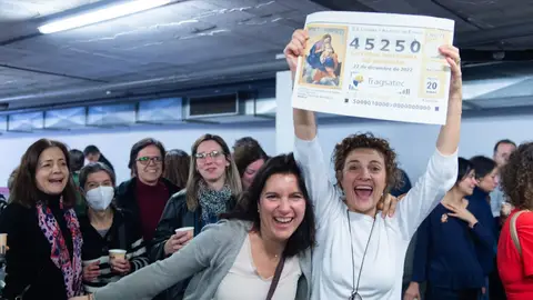 Compañeros de trabajo celebrando que fueron ganadores del tercer premio de la lotería de Navidad en 2022 Compañeros de trabajo celebrando que fueron ganadores del tercer premio de la lotería de Navidad en 2022/ Gustavo Valiente / Europa Press