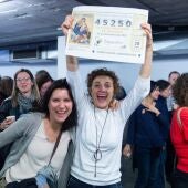 Compañeros de trabajo celebrando que fueron ganadores del tercer premio de la lotería de Navidad en 2022