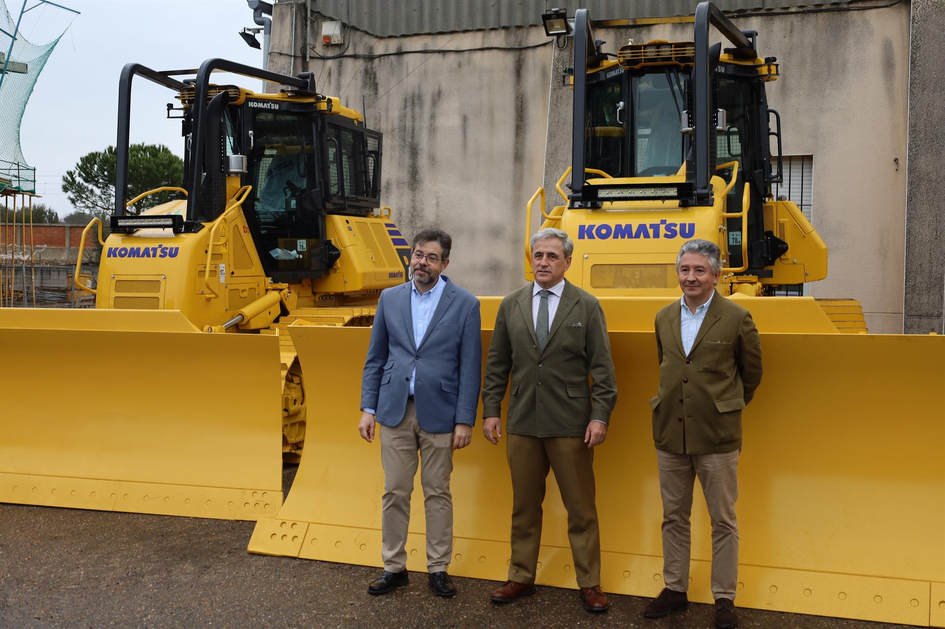 El Infoex refuerza su parque de maquinaria con la adquisición de tres nuevos tractores bulldozer El Infoex refuerza su parque de maquinaria con la adquisición de tres nuevos tractores bulldozer