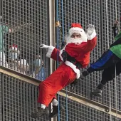El Pare Noël descendint de l'Hospital Vall d'Hebrón El Pare Noël descendint de l'Hospital Vall d'Hebrón