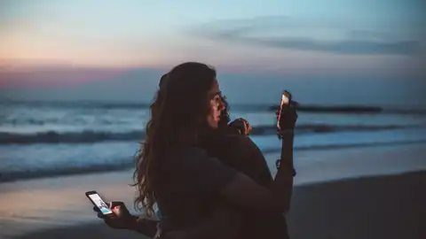 Territorio Tech: así es la app que puede mejorar tu relación de pareja Una pareja consultando el teléfono móvil