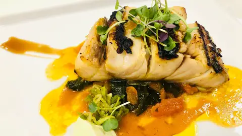 Mero macerado en miso a la brasa con algas y salsa de tomate Mero macerado en miso a la brasa con algas y salsa de tomate