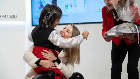 María Guardiola hacía entrega de los premios a las postales navideñas con las que la Junta de Extremadura felicitará la Navidad María Guardiola hacía entrega de los premios a las postales navideñas con las que la Junta de Extremadura felicitará la Navidad