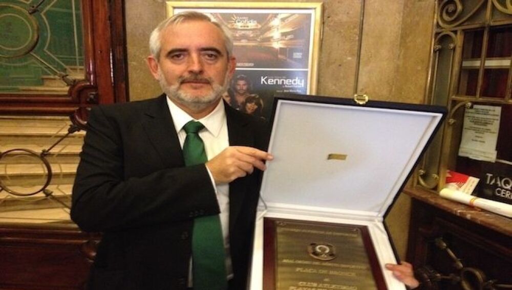 Toni Escrig con una placa del Real Orden del mérito deportivo