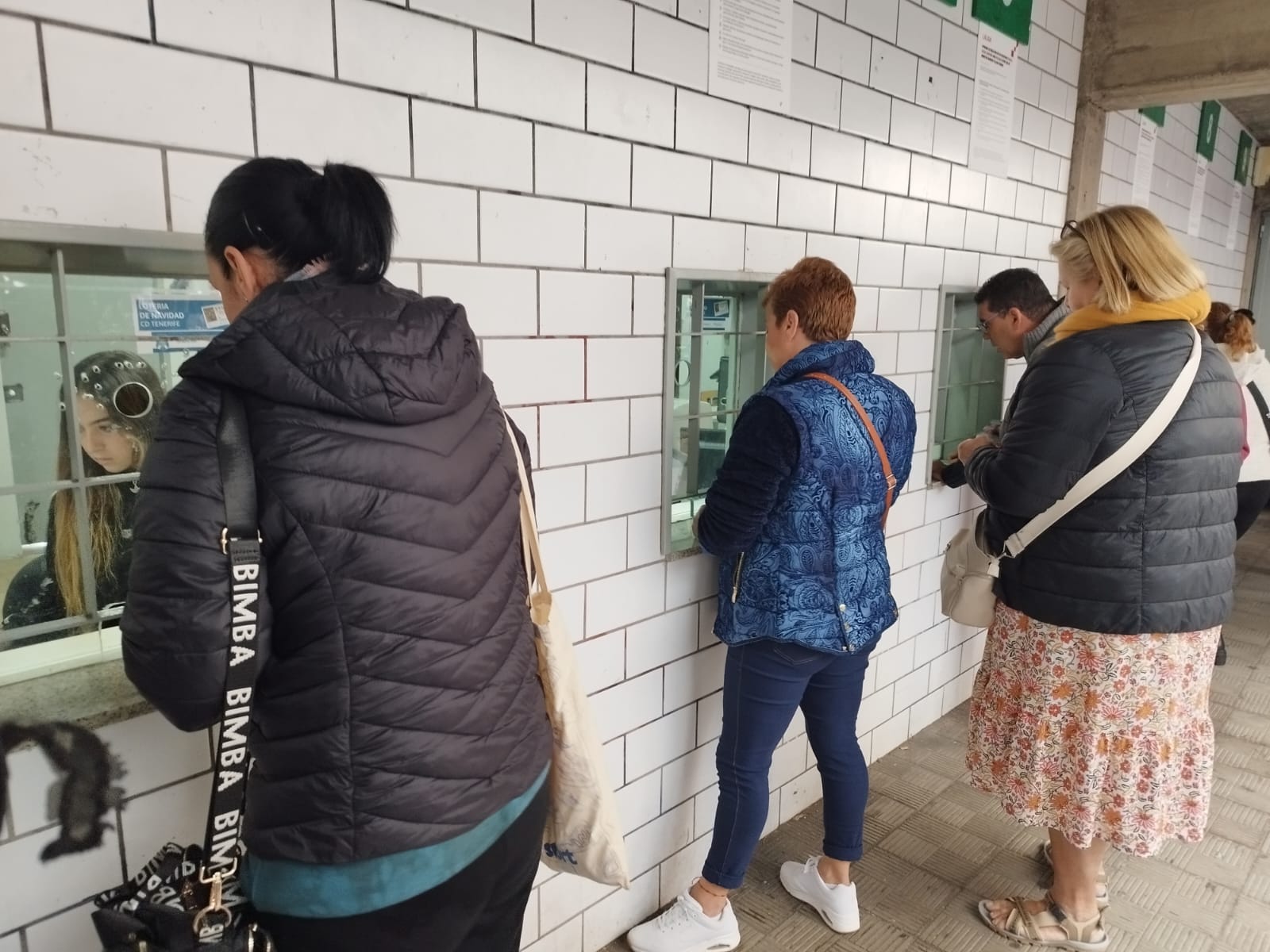 Colas desde la madrugada para hacerse con una entrada del derbi Tenerife - Las Palmas Colas desde la madrugada para hacerse con una entrada del derbi Tenerife - Las Palmas