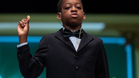 Un niño canta uno de los premios del sorteo de Navidad