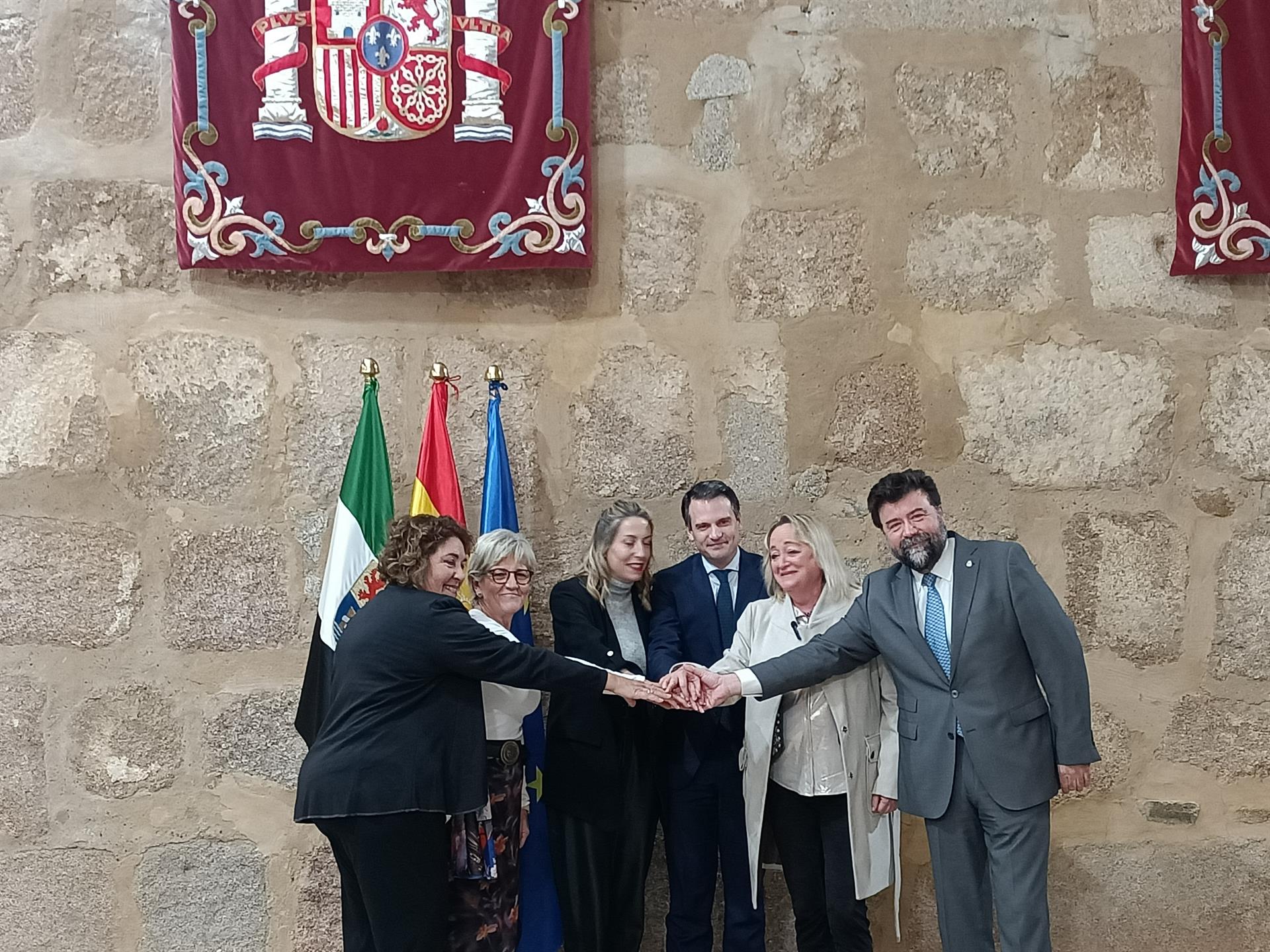 Junta de Extremadura y Agentes Sociales acuerdan sentar las bases para construir una Extremadura mejor Junta de Extremadura y Agentes Sociales acuerdan sentar las bases para construir una Extremadura mejor