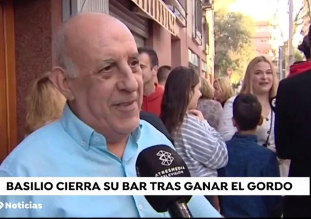 El hombre que repartió 24 millones del Gordo de 2019 en su bar de Sant Vicent del Raspeig El hombre que repartió 24 millones del Gordo de 2019 en su bar de Sant Vicent del Raspeig