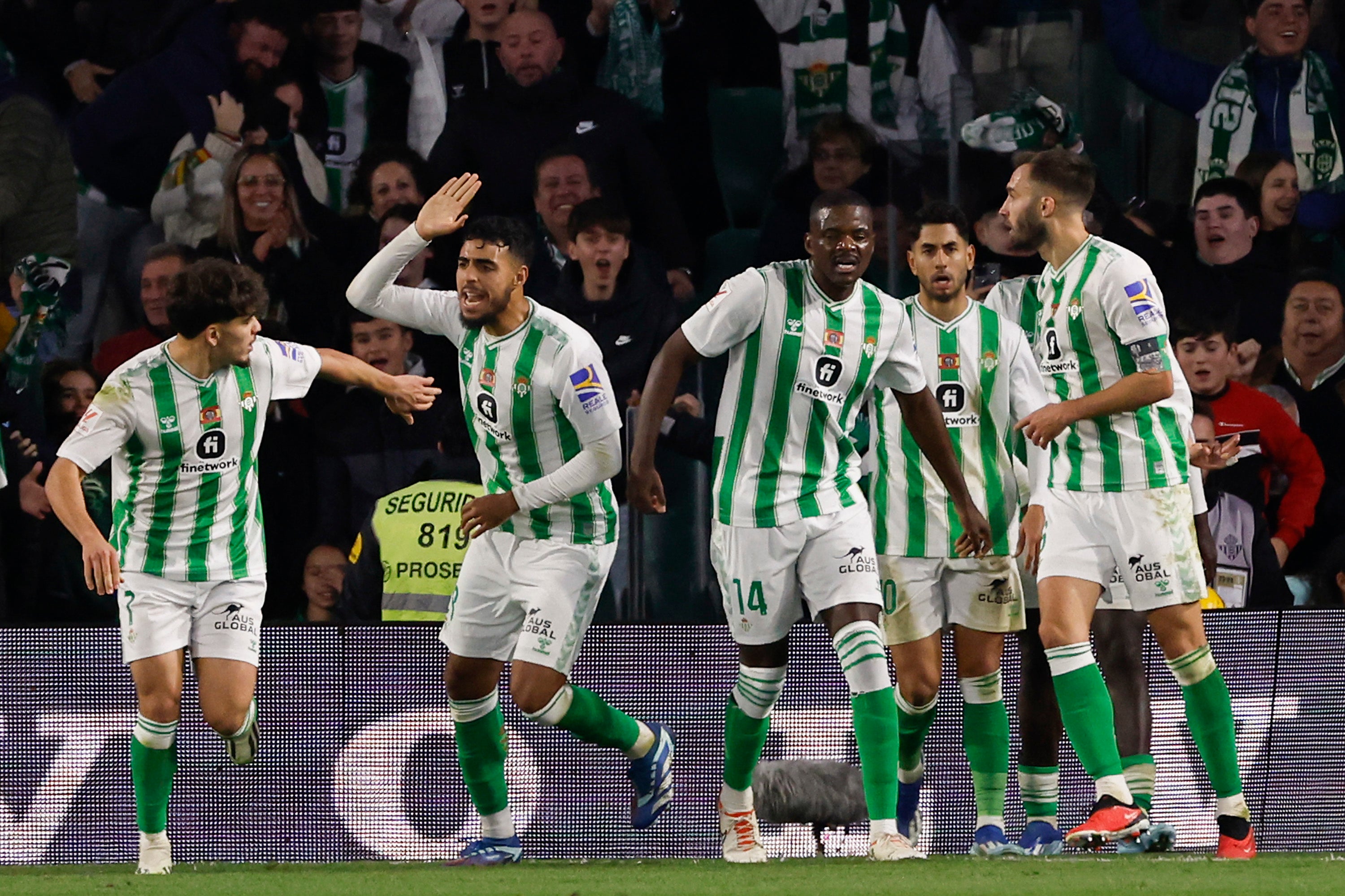 Pezzella frena a un gran Girona en el Villamarín Pezzella frena a un gran Girona en el Villamarín