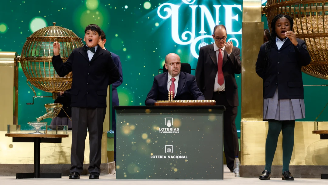 Yesica Paola Valencia Gómez y Francisco Moreno Durán cantan el gordo/ EFE/ J.J. Guillén