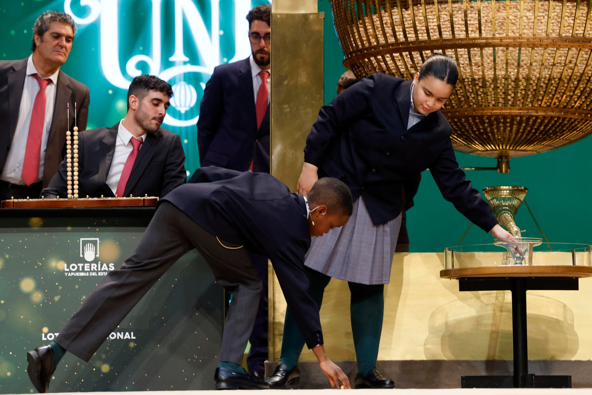 Qué pasa si cae una bola en el Sorteo de Navidad y por qué no ruedan Qué pasa si cae una bola en el Sorteo de Navidad y por qué no ruedan