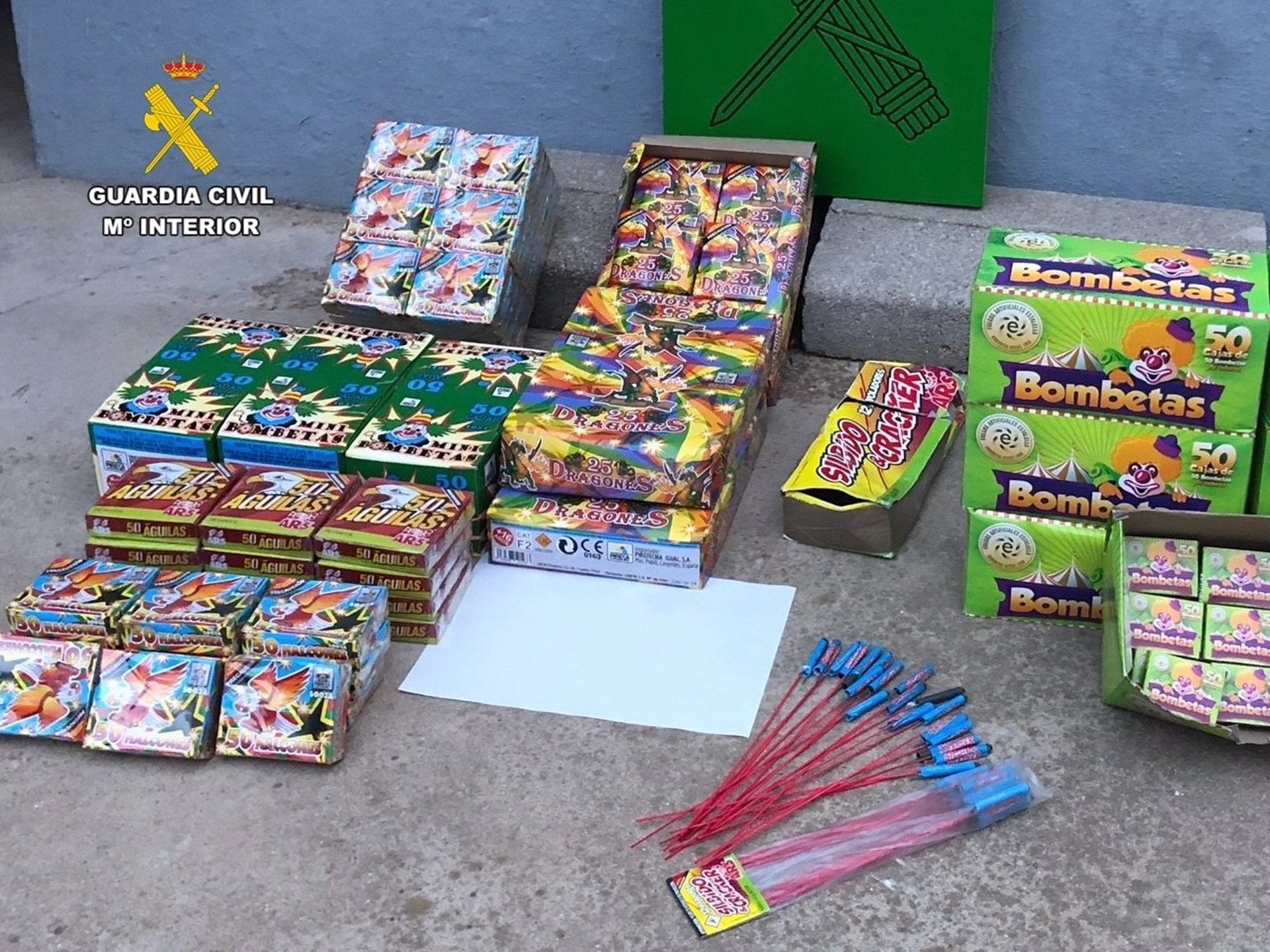 La Guardia Civil realiza inspecciones sobre venta de artículos pirotécnicos en la provincia cacereña La Guardia Civil realiza inspecciones sobre venta de artículos pirotécnicos en la provincia cacereña