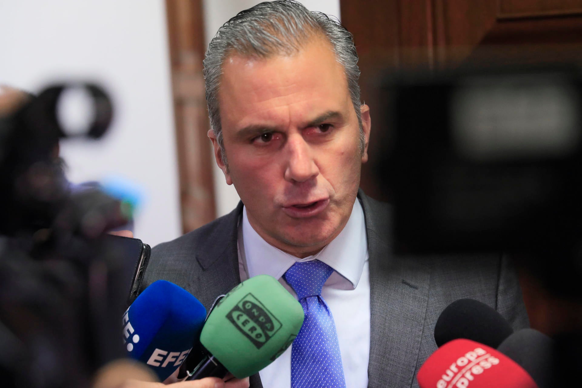 Ortega Smith tira una botella de agua vacía a Eduardo Rubiño, concejal de Más Madrid Ortega Smith tira una botella de agua vacía a Eduardo Rubiño, concejal de Más Madrid