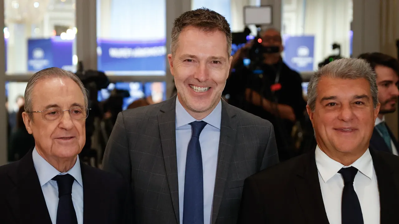 Bernd Reichart, CEO de la Superliga junto a Florentino y Laporta