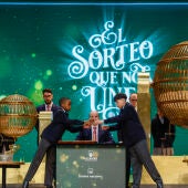 Dos niños de San Ildefonso cantan los números y sus correspondientes premios al inicio del sorteo extraordinario de Navidad de la Lotería Nacional este viernes en el Teatro Real de Madrid. 