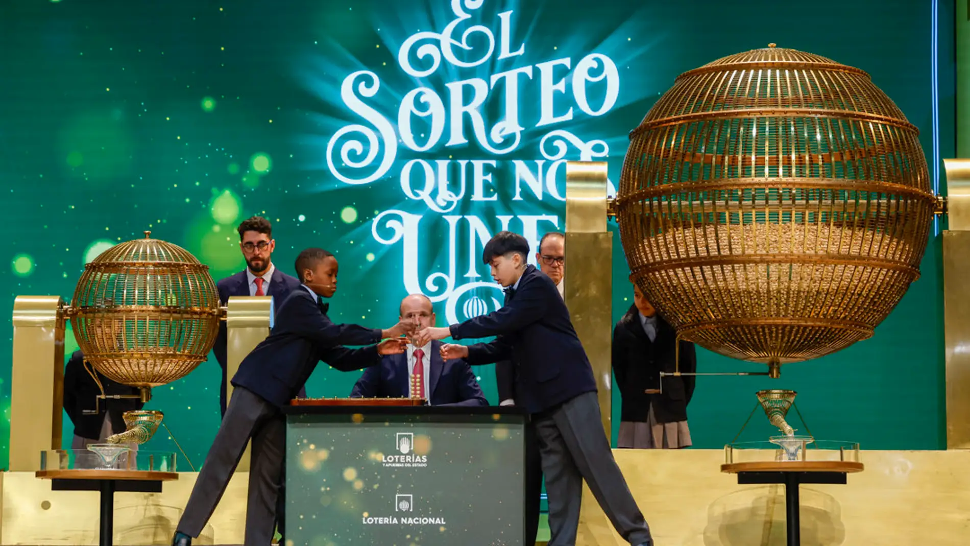 Dos niños de San Ildefonso cantan los números y sus correspondientes premios al inicio del sorteo extraordinario de Navidad de la Lotería Nacional este viernes en el Teatro Real de Madrid. 