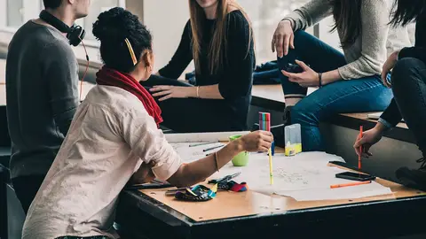 Jóvenes reunidos en el trabajo Jóvenes reunidos en el trabajo