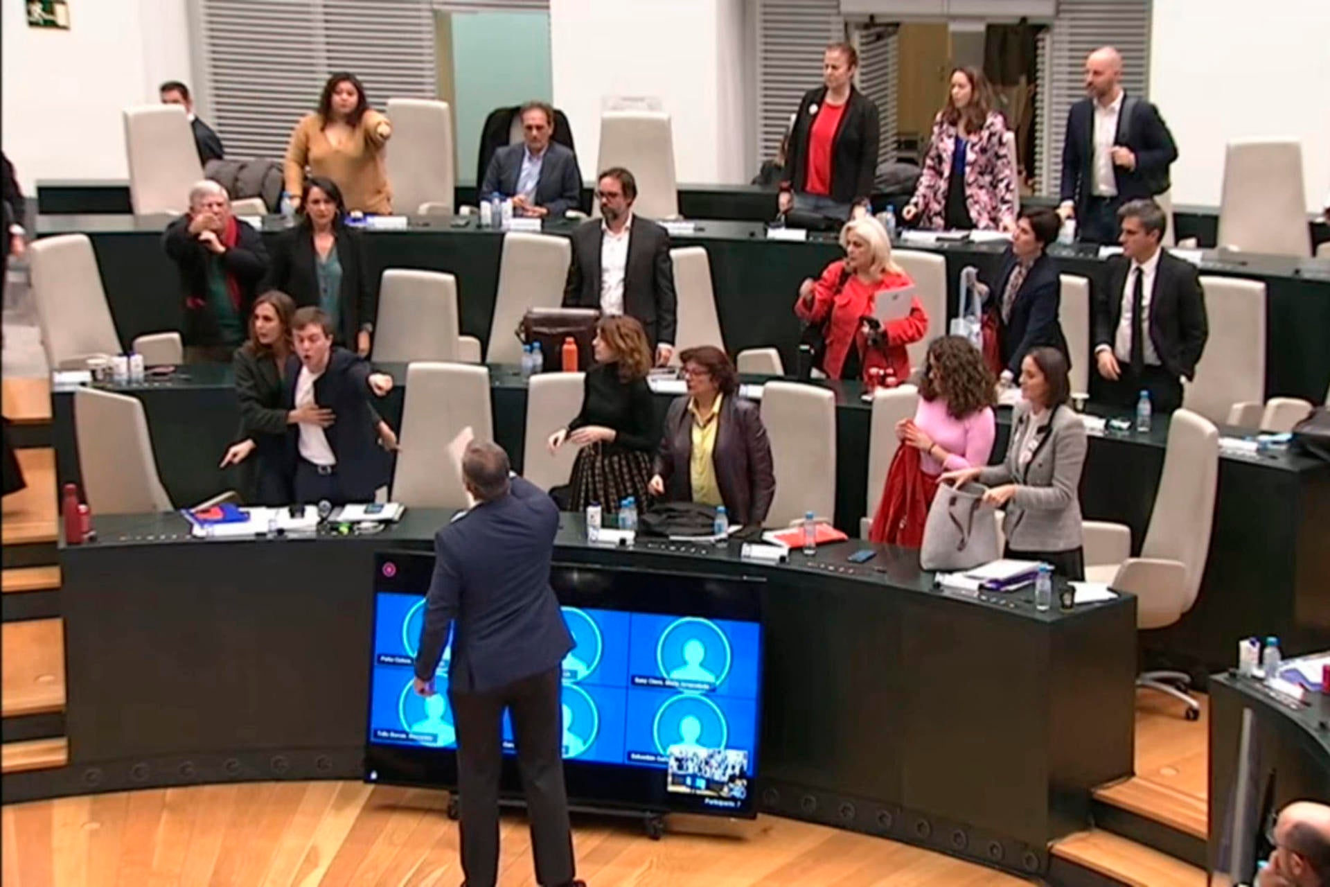 Rubiño tacha a Vox de "matones con traje y corbata" tras la agresión de Ortega Smith en el pleno de Madrid Rubiño tacha a Vox de "matones con traje y corbata" tras la agresión de Ortega Smith en el pleno de Madrid